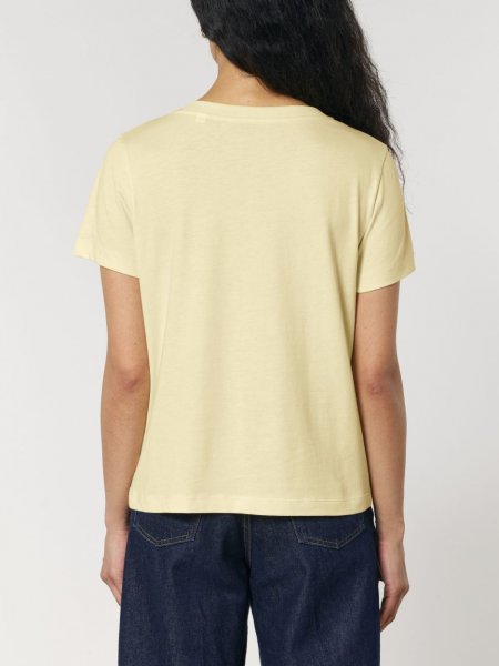 Femme portant le t-shirt Stanley / Stella Rocker référence STTW176 de couleur Butter de dos