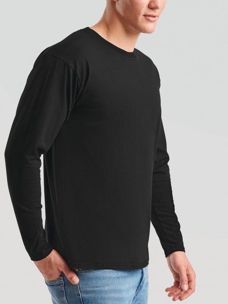 mannequin homme de profil portant le  T-shirt homme manches longues Valueweight personnalisable