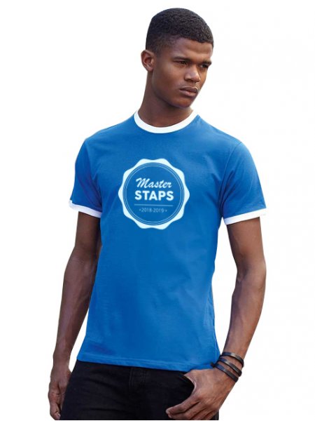 Le mannequin homme porte le t-shirt à col et bords des manches contrastés SC61168 à personnaliser en coloris Royal Blue / White 