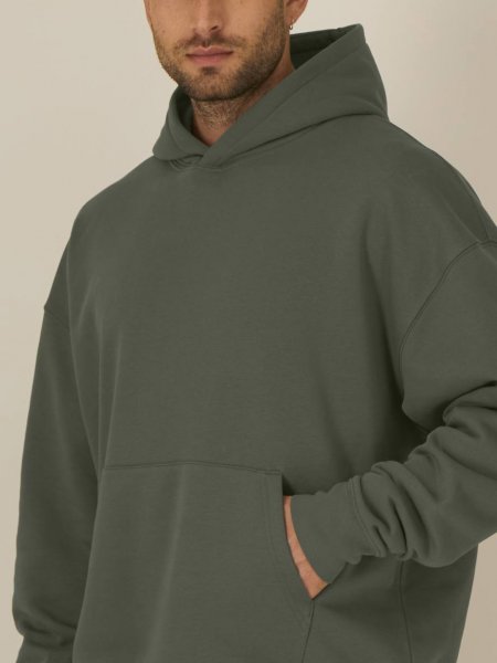 Visuel d'un mannequin homme portant le sweat mi-léger Chaser en colori Khaki - Détails Visuel d'un mannequin homme portant le sweat mi-léger Chaser en colori Khaki - Détails