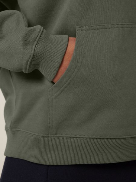 Zoom sur la poche droit du sweat slammer 2.0 en khaki 