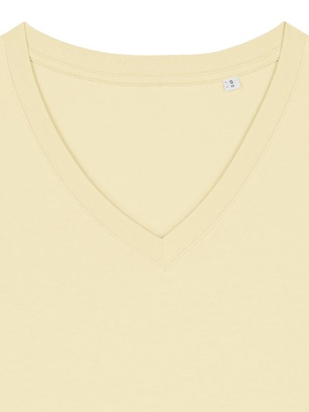 Zoom sur le col du t-shirt Stanley / Stella Rocker référence STTW176 de couleur Butter
