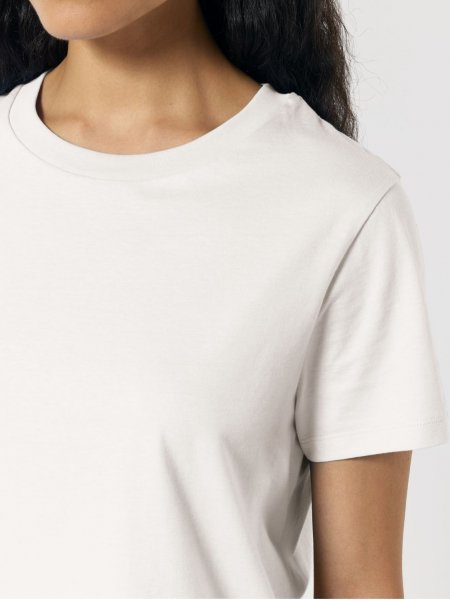 femme de face portant le t-shirt Muser personnalisable en coloris off-white