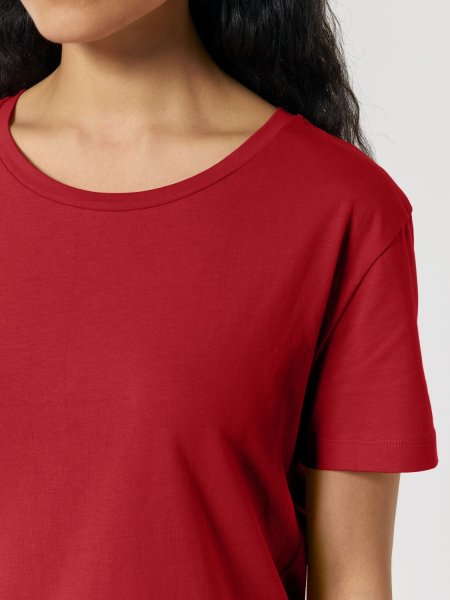 zoom sur col du t-shirt à personnaliser Serena dans le coloris Red