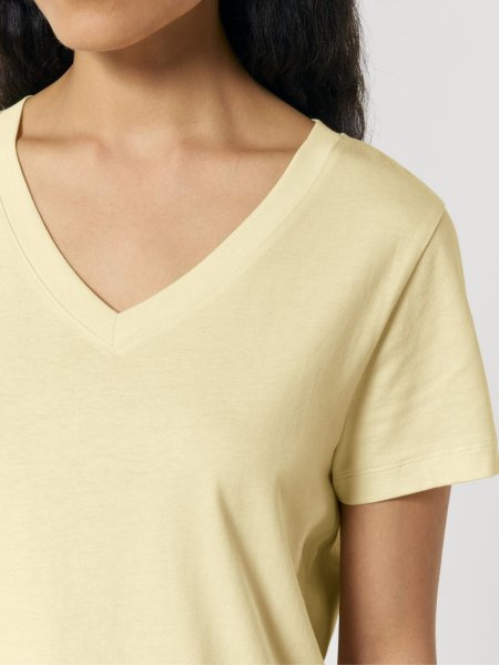 Zoom sur une femme portant le t-shirt Stanley / Stella Rocker référence STTW176 de couleur Butter de face