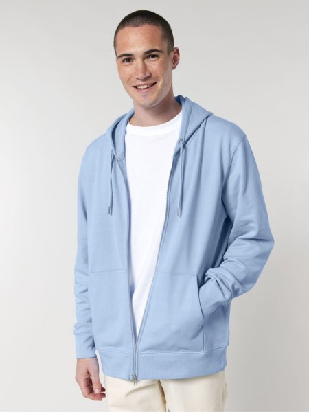 un homme portant le sweatshirt à capuche zippé Cultivator 2.0 à personnaliser en coloris blue soul