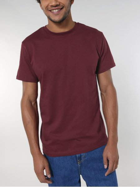 Homme portant le t-shirt Stanley / Stella Rocker référence STTU758 de couleur Burgundy de face