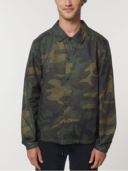 Veste camouflage unisexe recyclée Coacher AOP sans logo porté par un homme