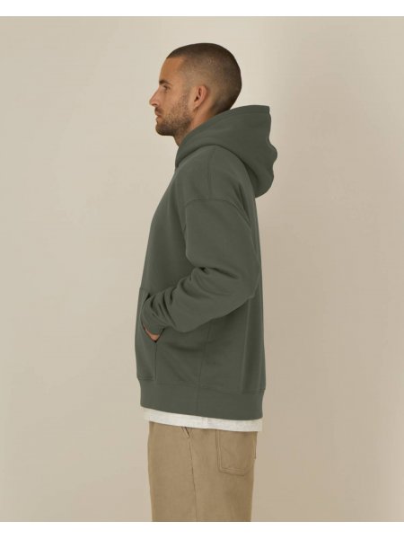 Visuel d'un mannequin homme portant le sweat mi-léger Chaser en colori Khaki - Côté Visuel d'un mannequin homme portant le sweat mi-léger Chaser en colori Khaki - Côté