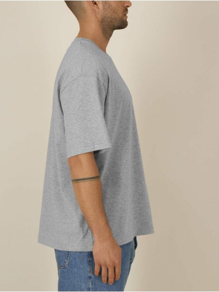 mannequin homme de profil portant le Le t-shirt décontracté unisexe mi-léger Breezer