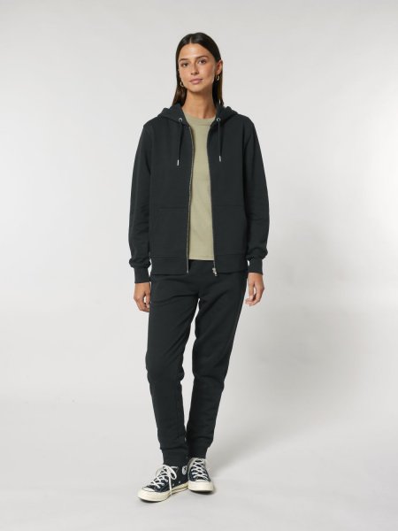 une femme portant le sweatshirt à capuche zippé Cultivator 2.0 à personnaliser en coloris noir