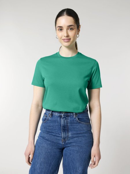 une femme portant le t-shirt à personnaliser crafter dans le coloris Go green 