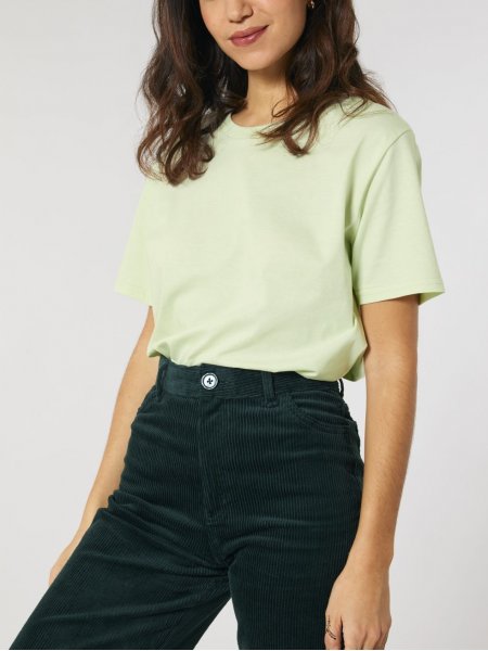 Femme portant le t-shirt Stanley / Stella Rocker référence STTU758 de couleur Stem Green de face