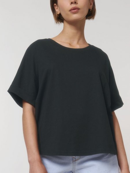 Femme portant le t-shirt Stanley / Stella Rocker référence STTW089 de couleur Black de face