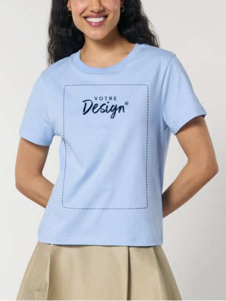 femme portant le t-shirt Muser personnalisé avec votre logo, dans le coloris blue soul