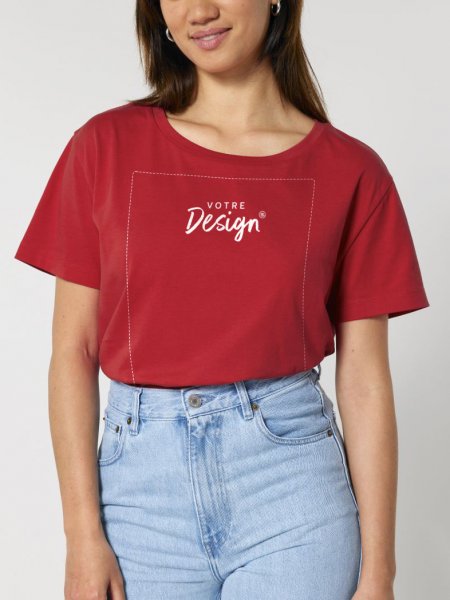 femme portant le t-shirt Serena personnalisé avec votre logo dans le coloris Red