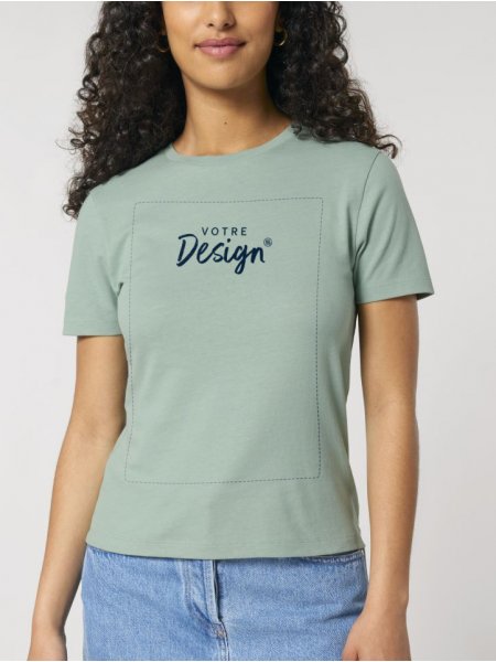 femme portant le t-shirt Ella personnalisé avec votre logo, en coloris Aloe