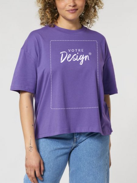 femme portant le t-shirt Nova personnalisé avec votre logo en coloris purple love