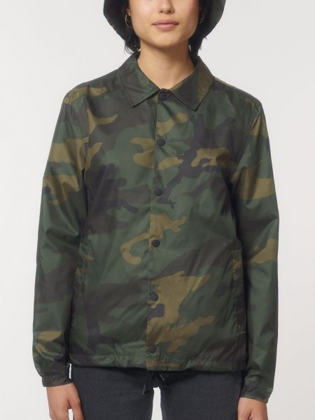 Veste camouflage recyclée Coacher AOP sans logo porté par une femme