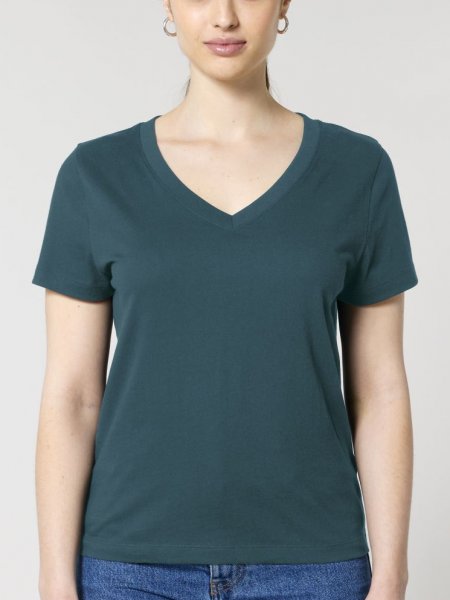 Femme portant le t-shirt Stanley / Stella Rocker référence STTW176 de couleur Stargazer de face