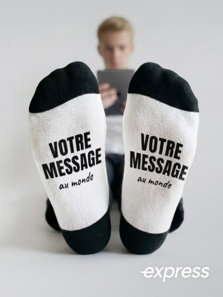 Chaussettes à message caché sous les pieds portées en livraison experss