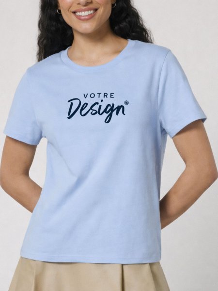 femme portant le t-shirt Muser personnalisé avec votre logo, dans le coloris blue soul femme portant le t-shirt Muser personnalisé avec votre logo, dans le coloris blue soul