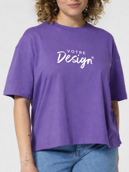 femme portant le t-shirt Nova personnalisé avec votre logo en coloris purple love