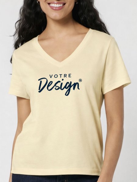 Femme portant le t-shirt Stanley / Stella Rocker référence STTW176 de couleur Butter de face Femme portant le t-shirt Stanley / Stella Rocker référence STTW176 de couleur Butter de face