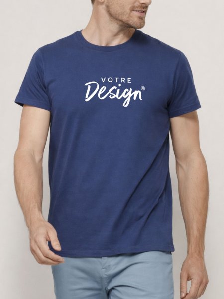 Homme portant un t-shirt Crusader en coton bio coloris Denim avec votre logo