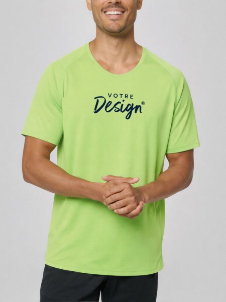 Un homme qui porte un t-shirt sport PA438 en coloris Lime avec un logo