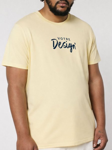un homme portant le t-shirt CRAFTER avec votre logo dans le coloris butter 