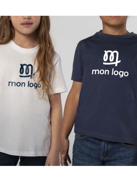 2 enfants portent le t-shirt regent kid en coloris navy et natural avec un logo sur chaque t-shirt 