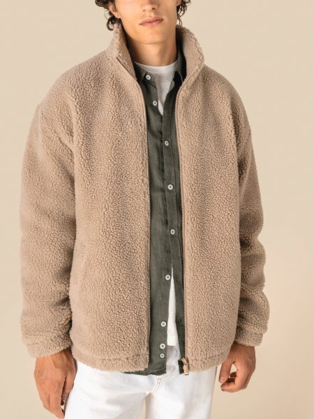 mannequin homme de face portant le Sweat-shirt zippé à épaules tombantes en sherpa unisexe personnalisable mannequin homme de face portant le Sweat-shirt zippé à épaules tombantes en sherpa unisexe personnalisable
