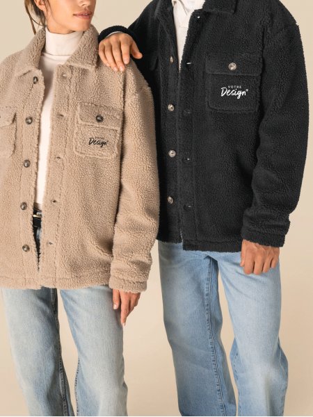 mannequin homme et mannequin femme de face portant la Surchemise à épaules tombantes en sherpa unisexe personnalisable mannequin homme et mannequin femme de face portant la Surchemise à épaules tombantes en sherpa unisexe personnalisable