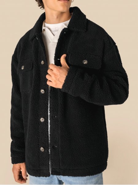 mannequin homme de face portant la Surchemise à épaules tombantes en sherpa unisexe personnalisable mannequin homme de face portant la Surchemise à épaules tombantes en sherpa unisexe personnalisable