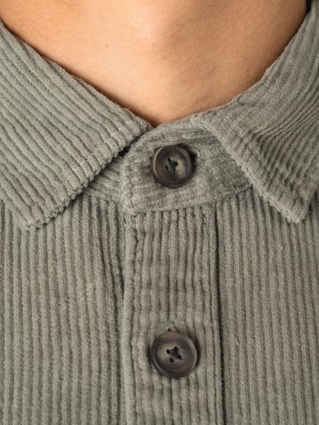 zoom sur le col de la Surchemise écoresponsable délavée en velours côtelé homme personnalisable zoom sur le col de la Surchemise écoresponsable délavée en velours côtelé homme personnalisable