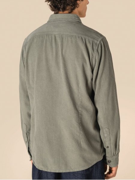 mannequin homme de dos portant la Surchemise écoresponsable délavée en velours côtelé homme personnalisable mannequin homme de dos portant la Surchemise écoresponsable délavée en velours côtelé homme personnalisable