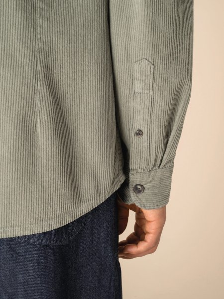 zoom sur la manche de la Surchemise écoresponsable délavée en velours côtelé homme personnalisable zoom sur la manche de la Surchemise écoresponsable délavée en velours côtelé homme personnalisable