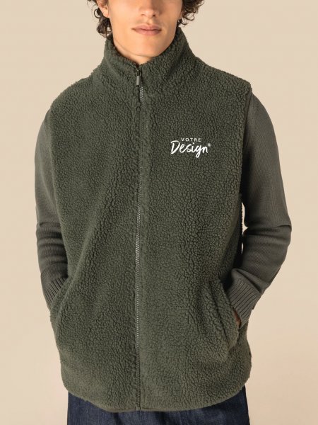 mannequin homme de face portant la Veste sans manches en sherpa homme personnalisable mannequin homme de face portant la Veste sans manches en sherpa homme personnalisable