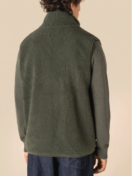 mannequin homme de dos portant la Veste sans manches en sherpa homme personnalisable mannequin homme de dos portant la Veste sans manches en sherpa homme personnalisable