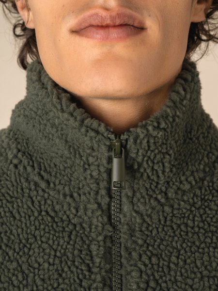 zoom sur le col de la Veste sans manches en sherpa homme personnalisable zoom sur le col de la Veste sans manches en sherpa homme personnalisable