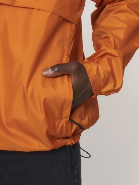 Détails poche sur le coupe-vent recyclé Speeder en coloris Flame Orange