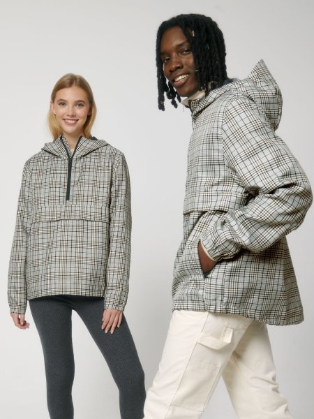 Un homme et une femme portent la veste Speeder Tweed