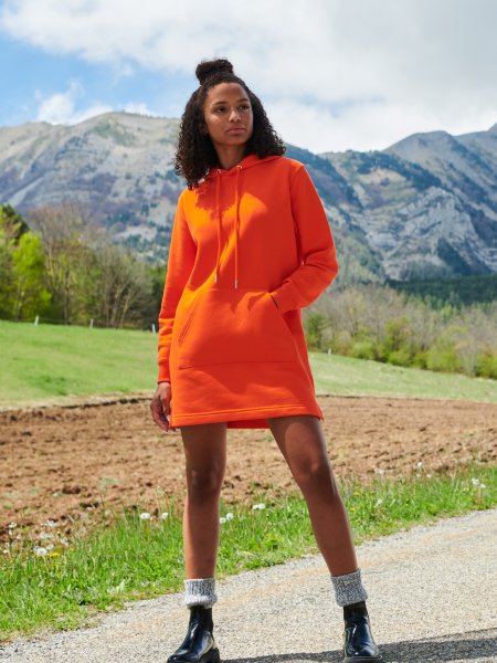 Mannequin pose avec robe sweat Streeter en coloris Tangerine devant un paysage montagneux