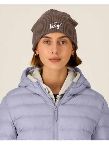 Mannequin femme de face portant le bonnet Fisherman Beanie couleur mocha
