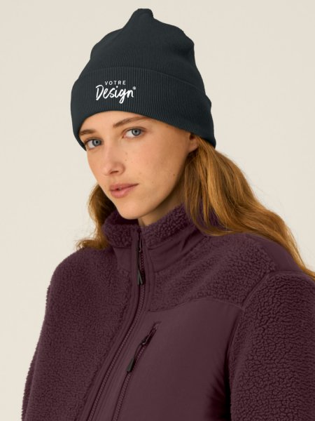 Mannequin femme de face portant le bonnet Rib Beanie couleur black