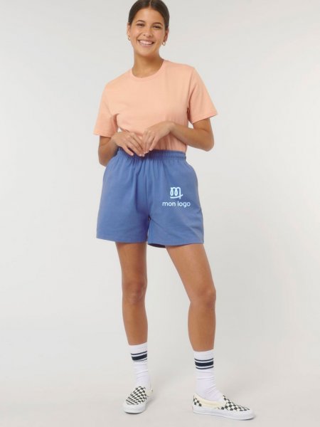 femme à short bleu avec logo et t-shirt rose à personnaliser 