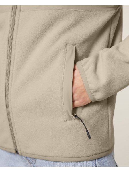 Visuel de la veste polaire Trekker STJU242 sur une femme détails de poche Visuel de la veste polaire Trekker STJU242 sur une femme détails de poche