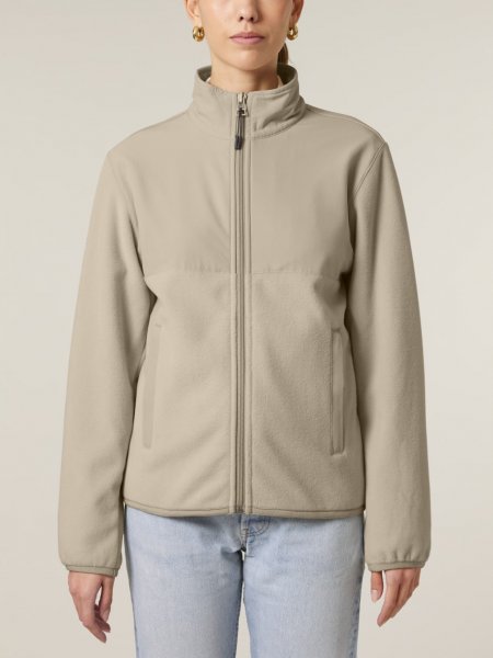 Visuel de la veste polaire Trekker STJU242 sur une femme de face Visuel de la veste polaire Trekker STJU242 sur une femme de face