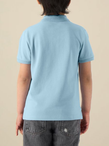 Vue de dos du polo manches courtes pour enfant Mini Sprinter en coloris sky blue porté par un petit garçon